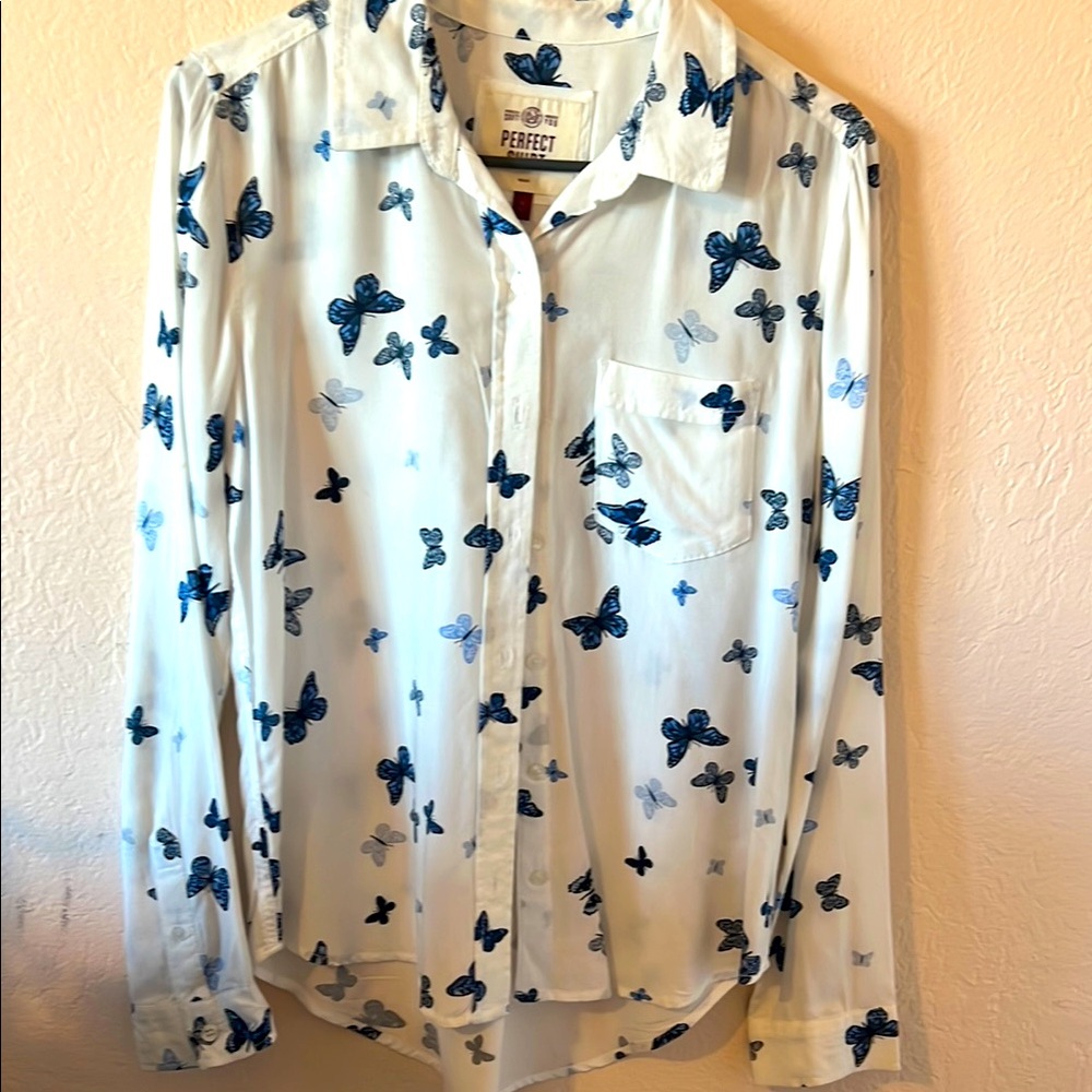 Size Medium Butterfly print SO Perfect Shirt